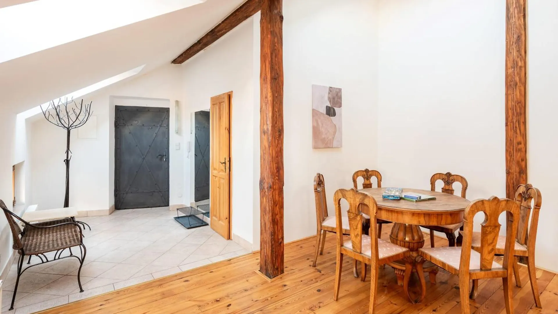 Stylish 2-Level Apartment Near The National Theatre Praga Czechy