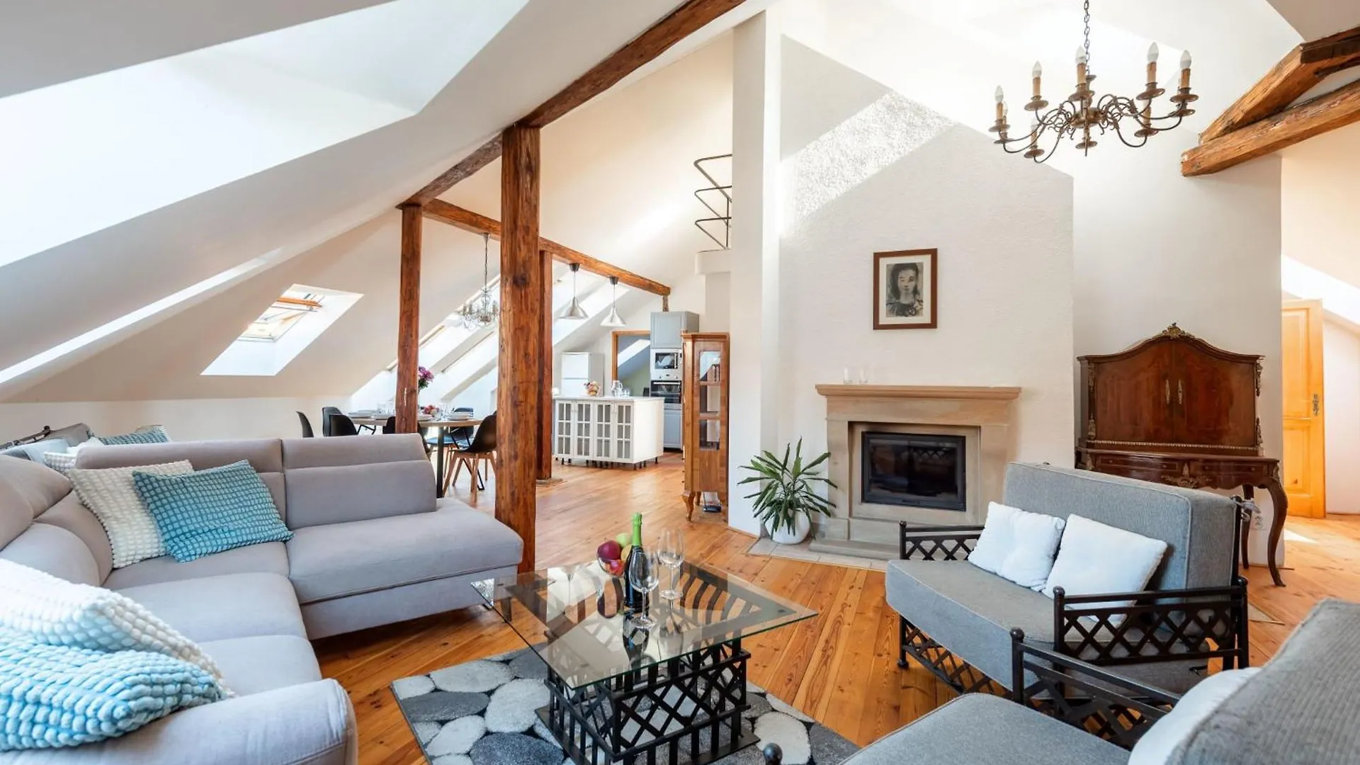 Stylish 2-Level Apartment Near The National Theatre Praga