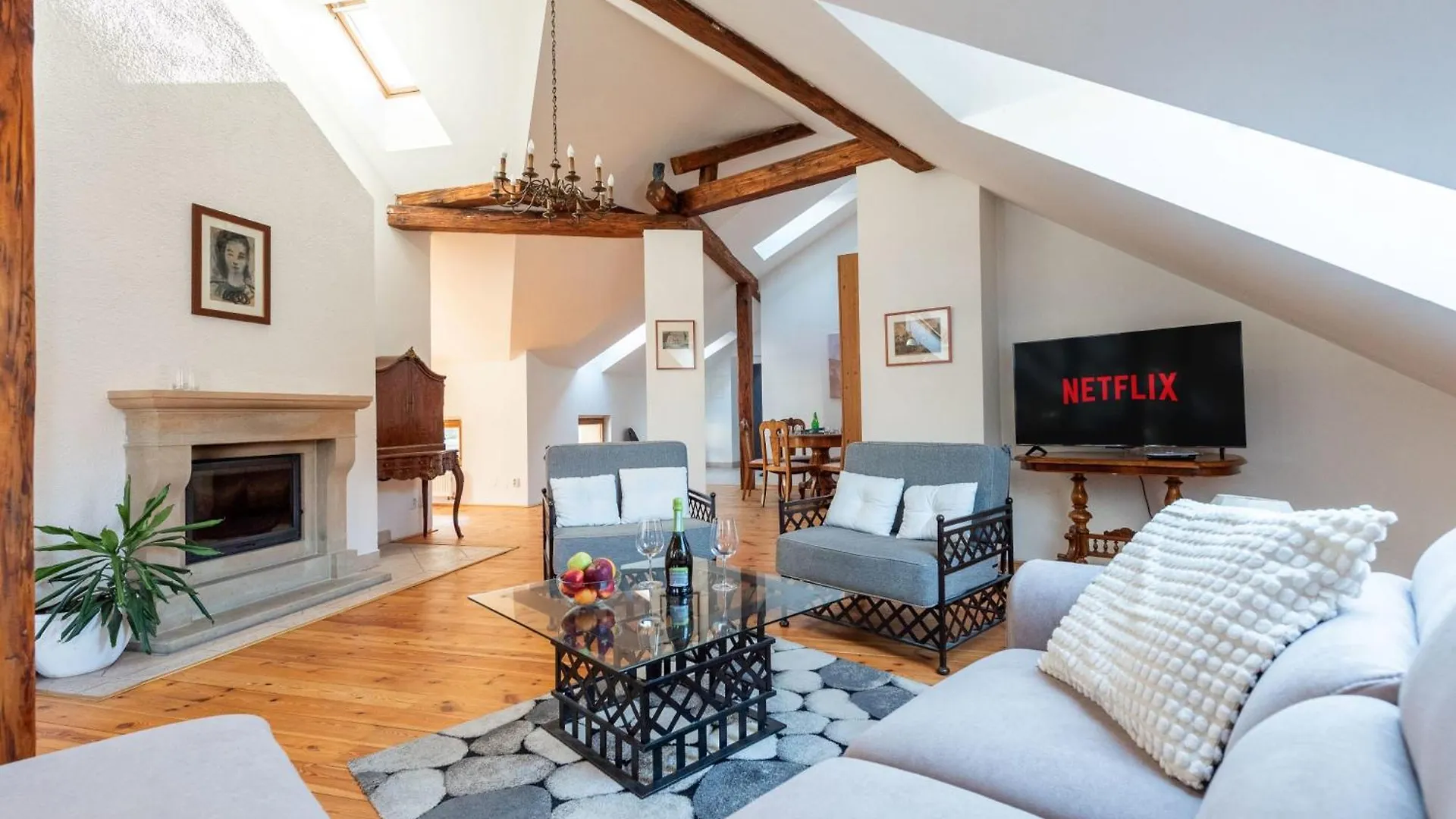 Stylish 2-Level Apartment Near The National Theatre Praga